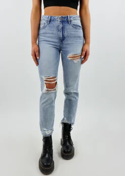 Hidden Jeans Bottoms Confident Straight Leg Jeans ★ Light Wash